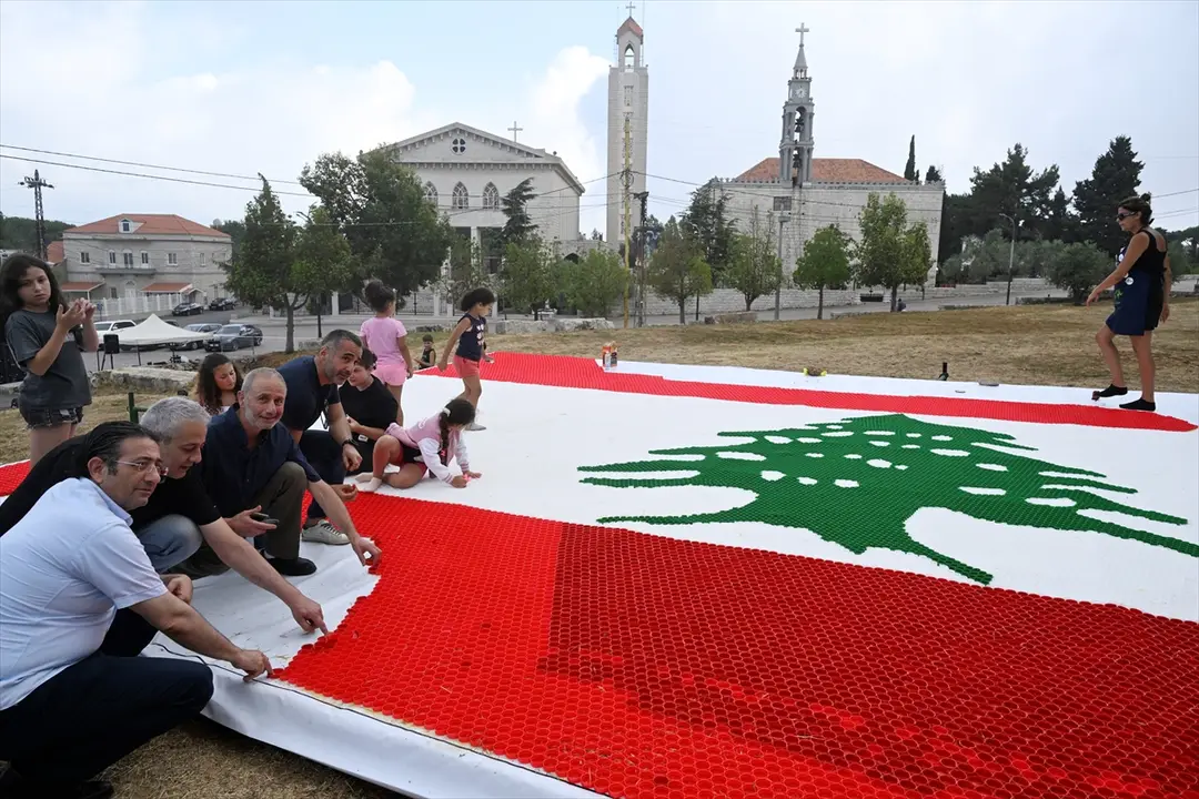 Lübnanlı çevre gönüllüleri, 140 bin plastik kapaktan 10 metreden uzun Lübnan bayrağı hazırladı
