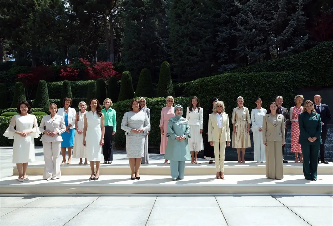 NATO ANKARA ZİRVESİ - Emine Erdoğan, NATO marjında lider eşleriyle Çankaya Köşkü'nde bir araya geldi: