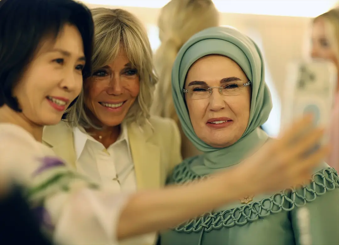 NATO ANKARA ZİRVESİ - Emine Erdoğan, NATO marjında lider eşleriyle Çankaya Köşkü'nde bir araya geldi: