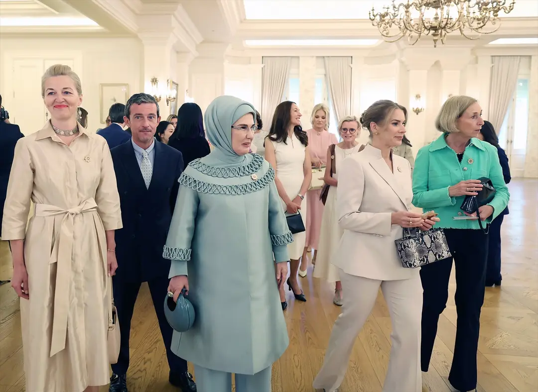 NATO ANKARA ZİRVESİ - Emine Erdoğan, NATO marjında lider eşleriyle Çankaya Köşkü'nde bir araya geldi: