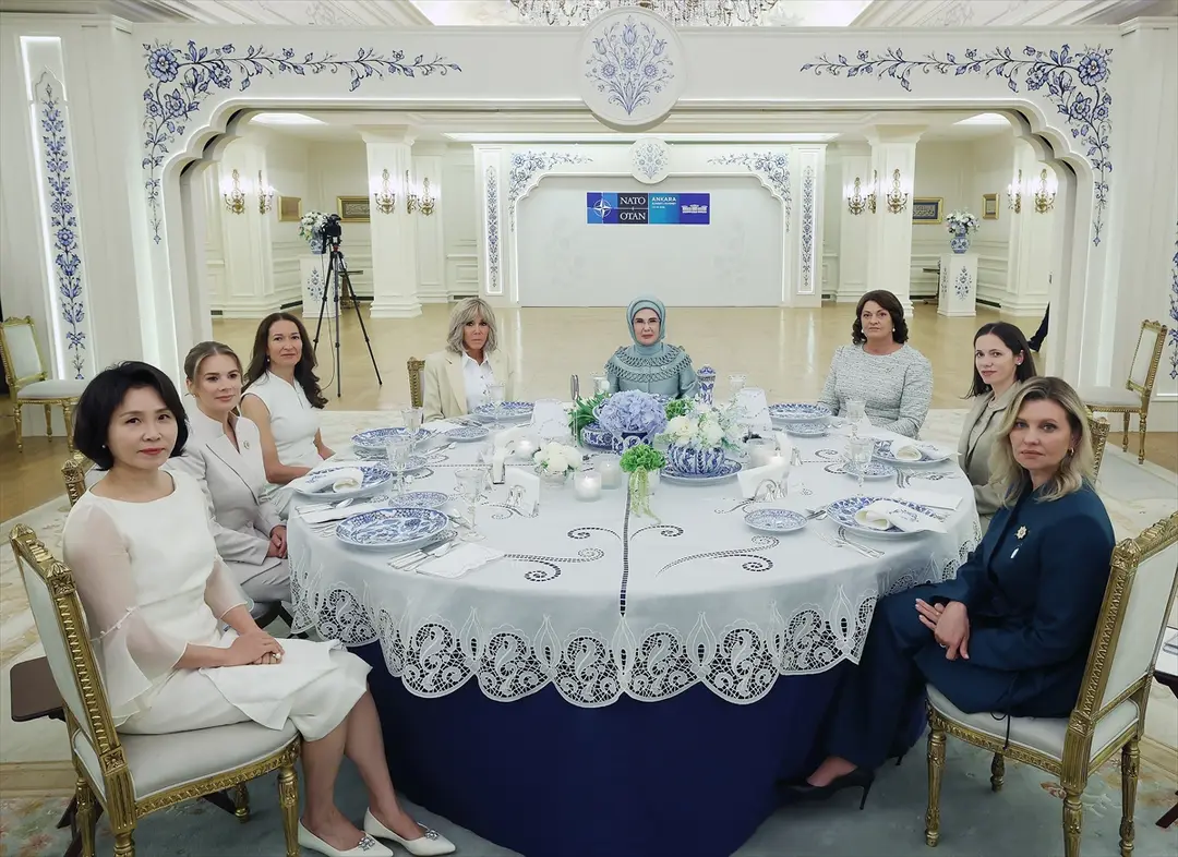 NATO ANKARA ZİRVESİ - Emine Erdoğan, NATO marjında lider eşleriyle Çankaya Köşkü'nde bir araya geldi:
