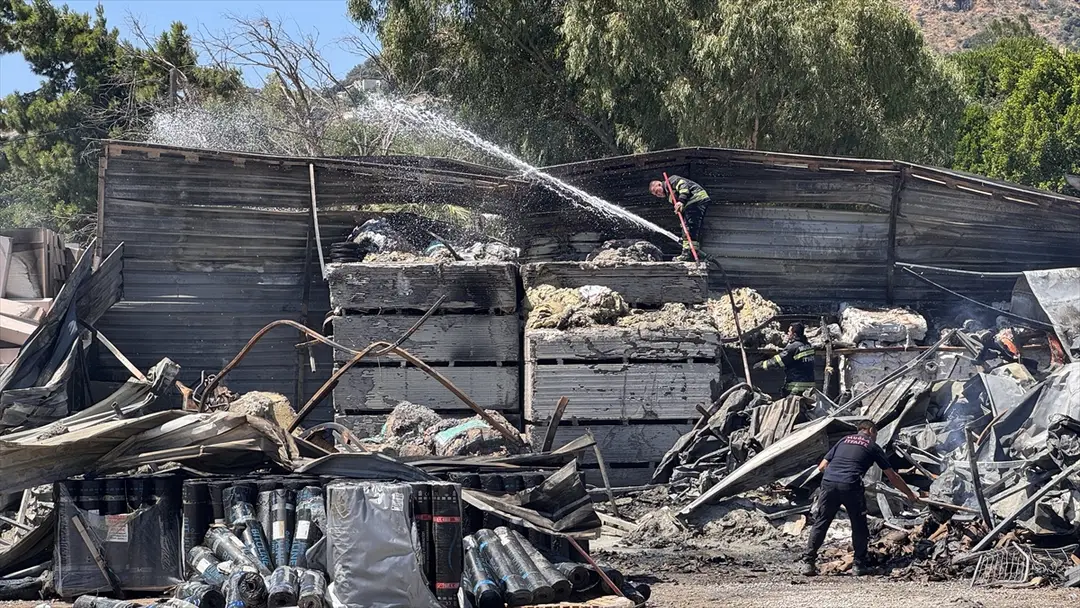 Bodrum'da yapı market deposunda yangın söndürüldü