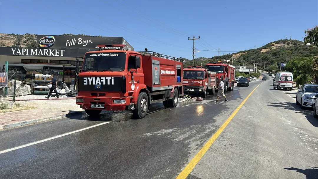 Bodrum'da yapı market deposunda yangın söndürüldü