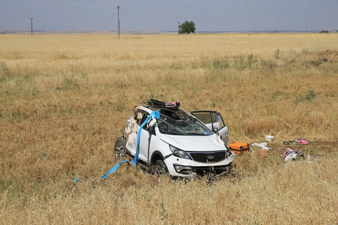 Diyarbakır'da şarampole devrilen otomobildeki 5 kişi yaralandı