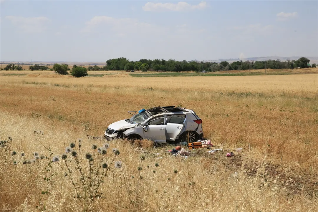 Diyarbakır'da şarampole devrilen otomobildeki 5 kişi yaralandı