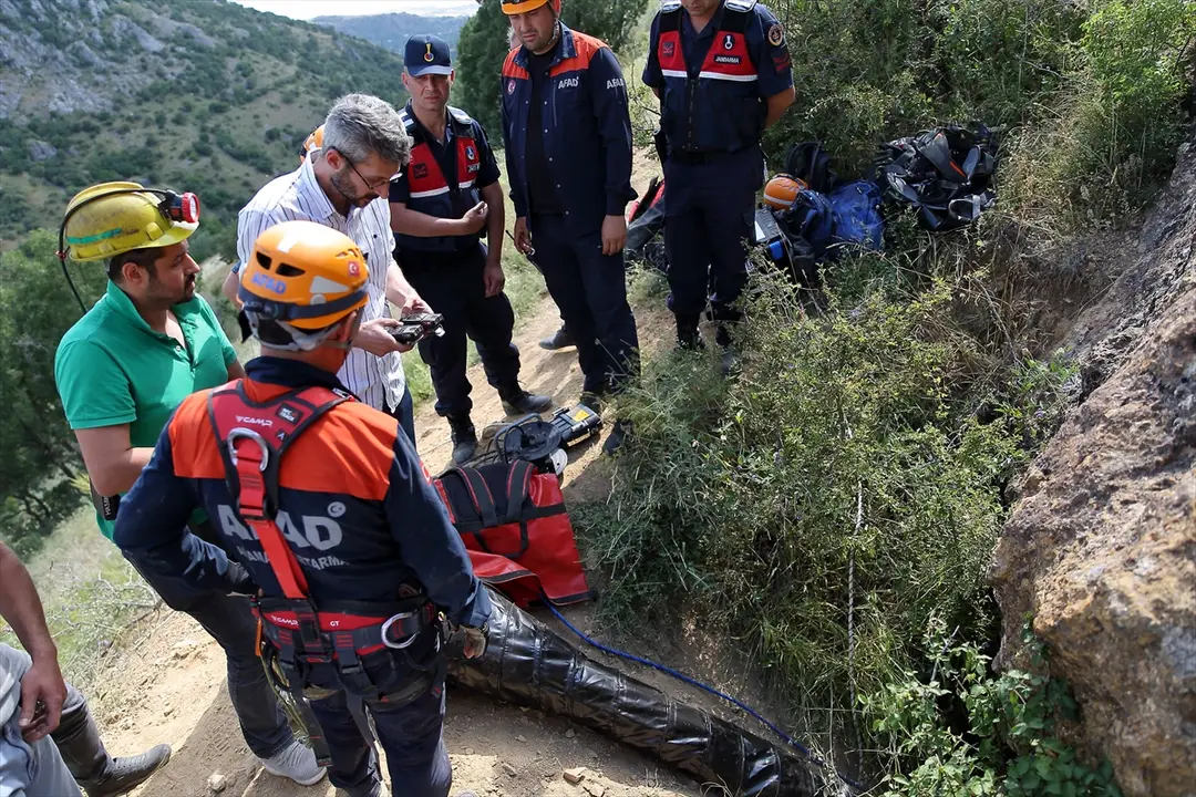 Çorum'da mağara kurtarma çalışmalarına ara verildi