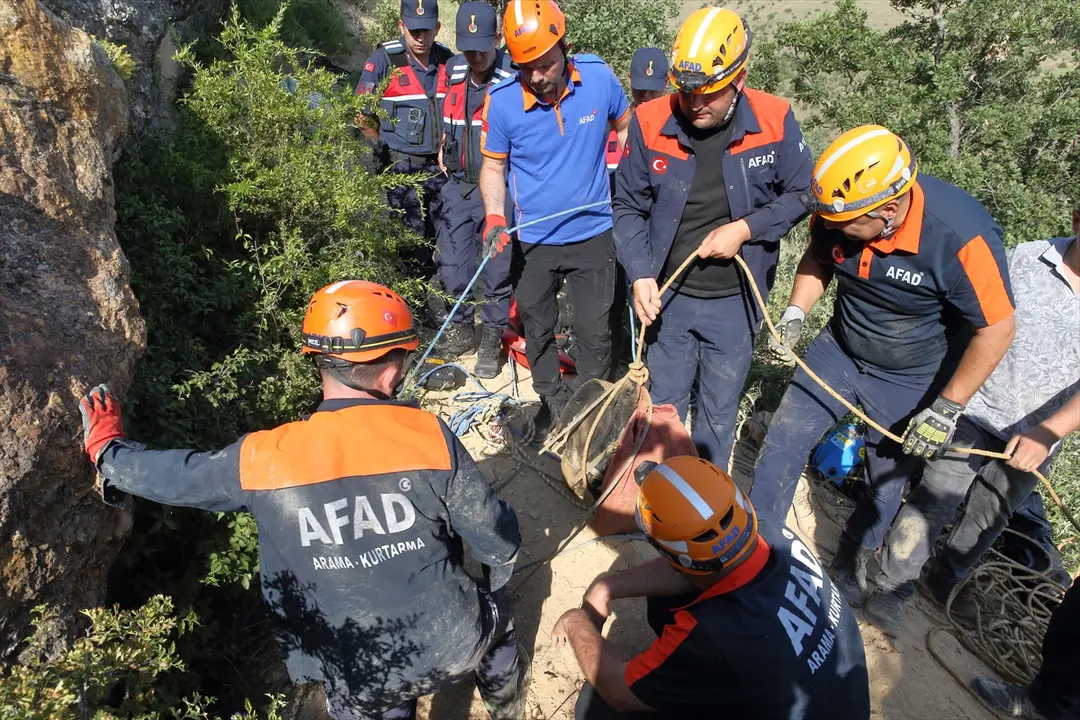 Çorum'da mağara kurtarma çalışmalarına ara verildi