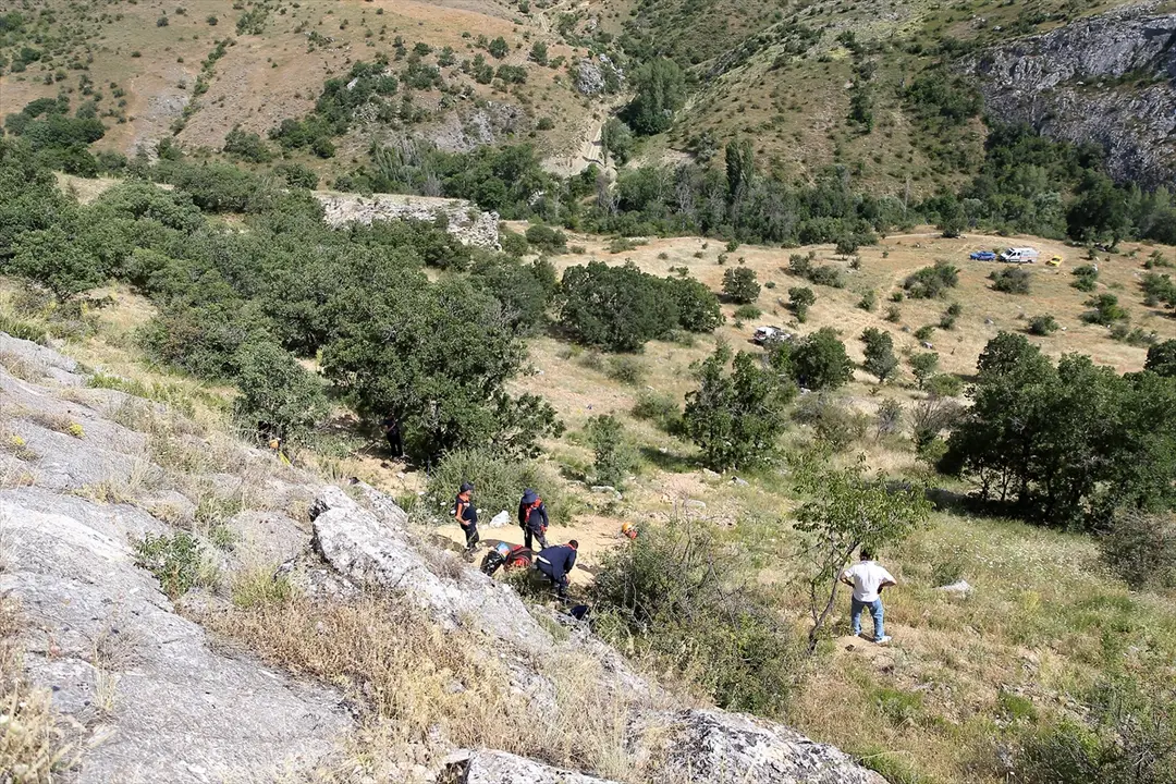 Çorum'da mağara kurtarma çalışmalarına ara verildi
