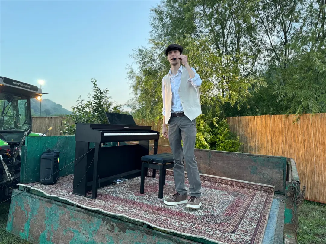 Piyanist Kaan Karaçam: Traktör römorku sahne oldu