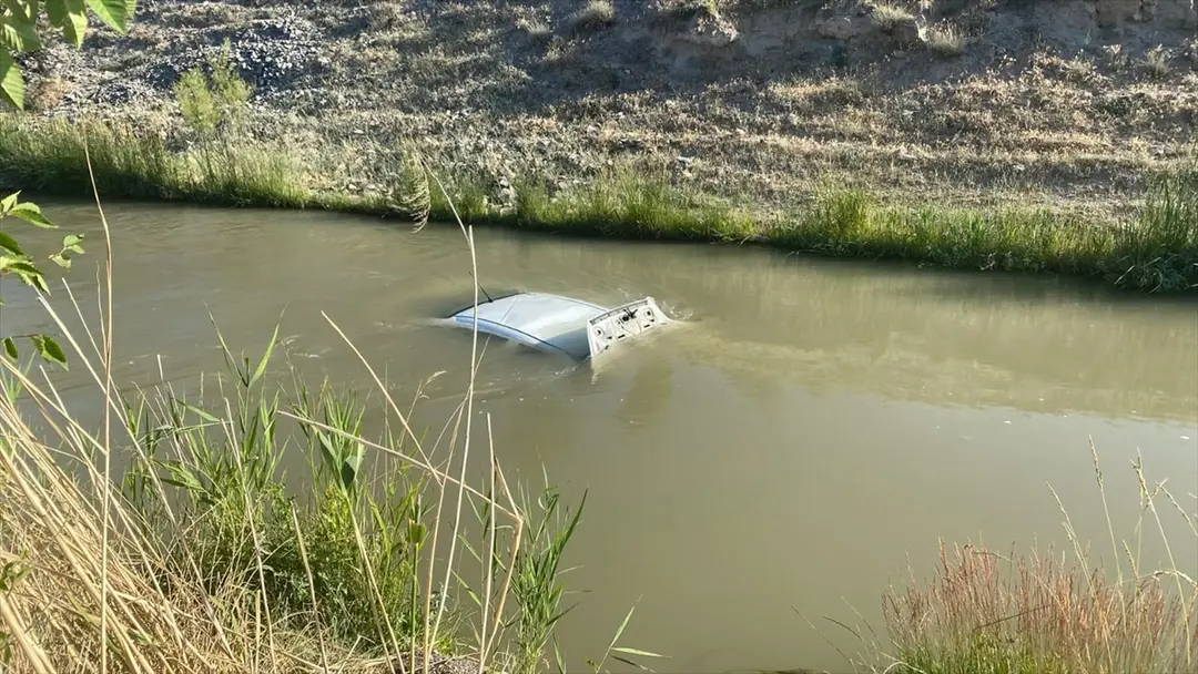 Erzincan'da kanala düşen sürücü kurtarıldı