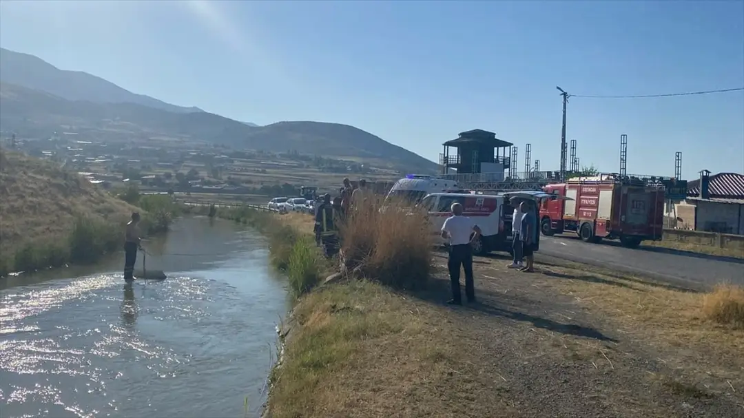 Erzincan'da kanala düşen sürücü kurtarıldı