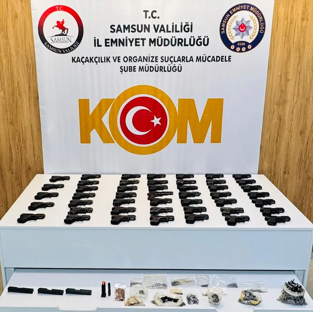 Samsun'da araçta 47 ruhsatsız tabanca ele geçirildi