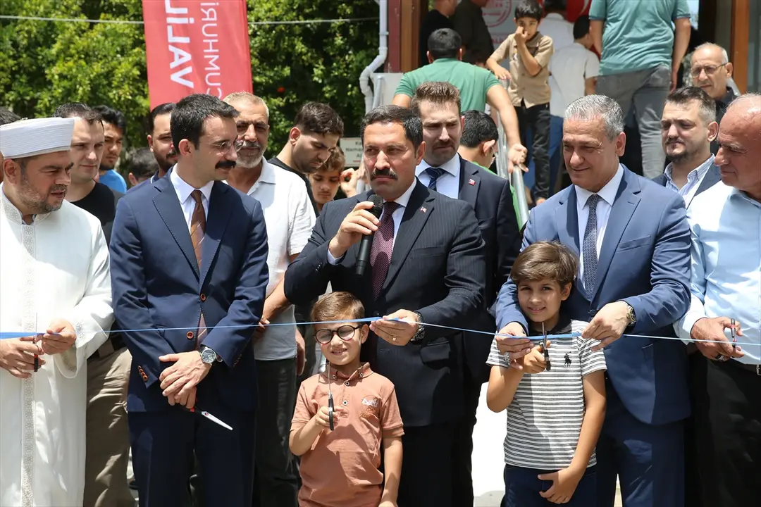 Hatay'da depremde yıkılan cami yeniden ibadete açıldı
