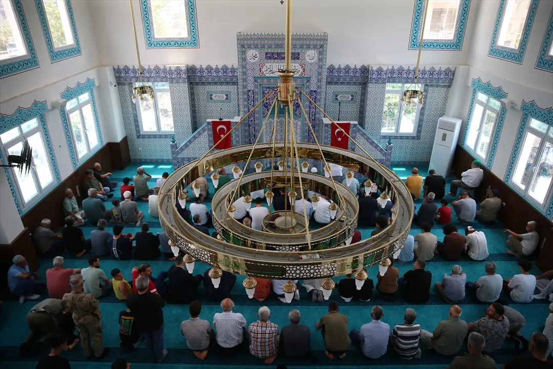Hatay'da depremde yıkılan cami yeniden ibadete açıldı