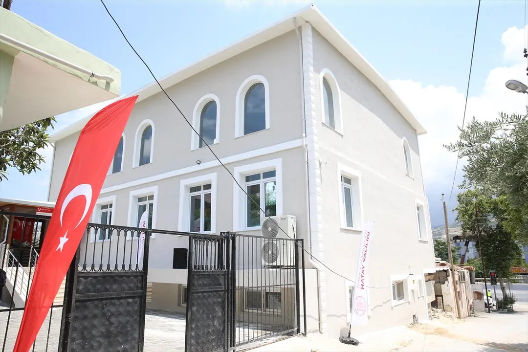 Hatay'da depremde yıkılan cami yeniden ibadete açıldı