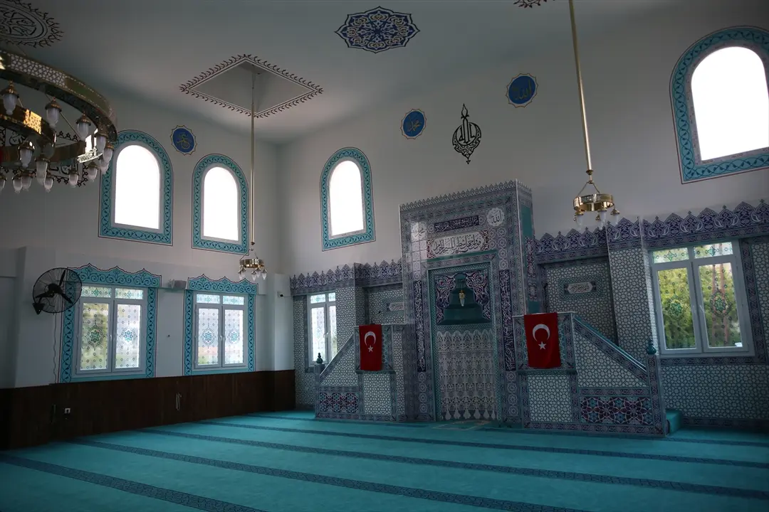 Hatay'da depremde yıkılan cami yeniden ibadete açıldı
