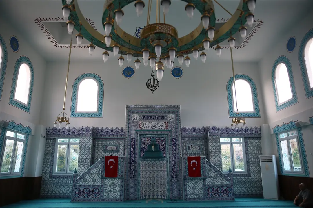 Hatay'da depremde yıkılan cami yeniden ibadete açıldı