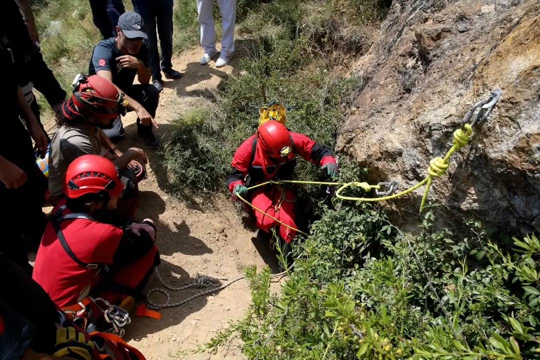 Çorum'da mağarada mahsur kalan kişi için kurtarma çalışmaları yeniden başladı