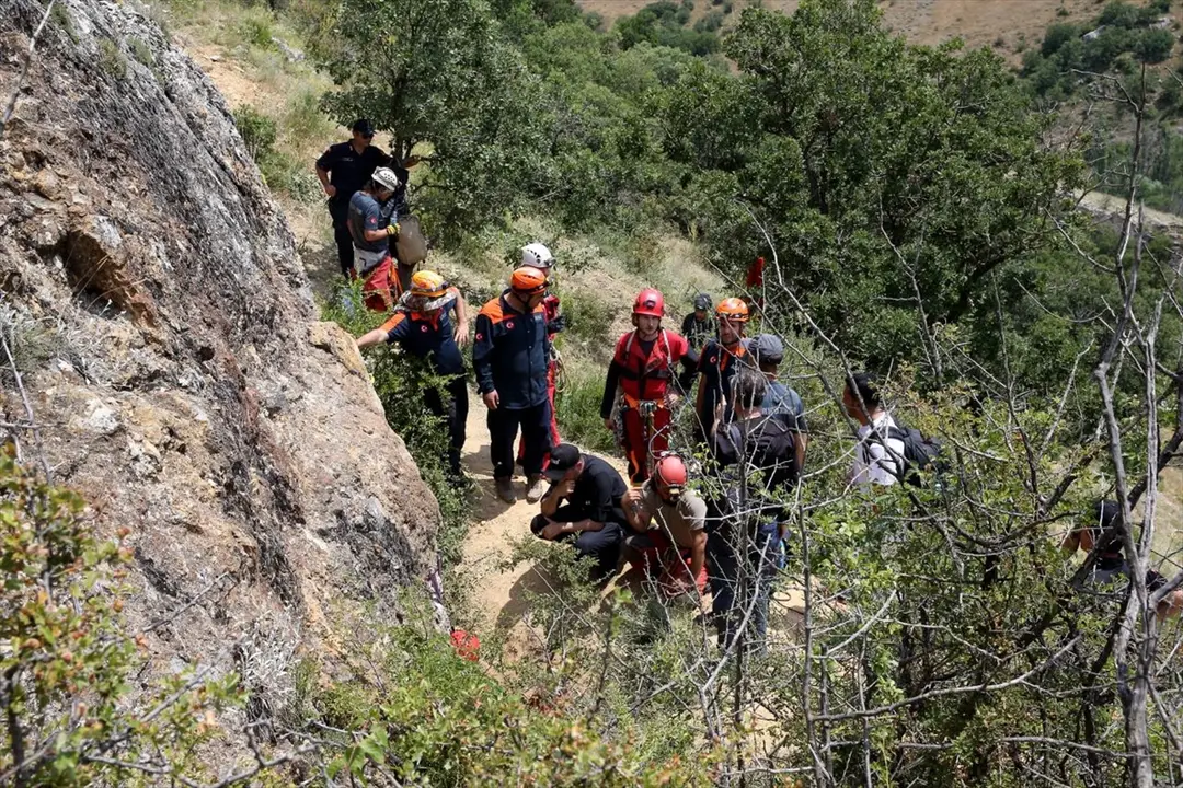Çorum'da mağarada mahsur kalan kişi için kurtarma çalışmaları yeniden başladı