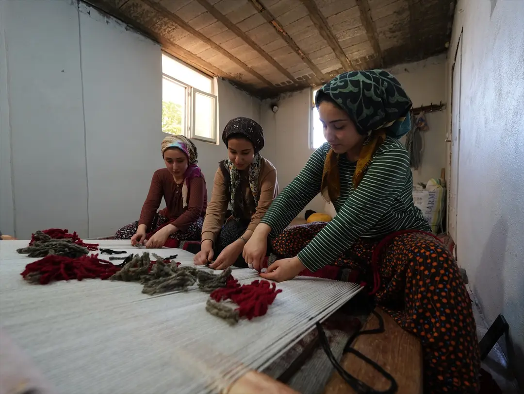 Çamdere köyü halıları ekonomiye can veriyor