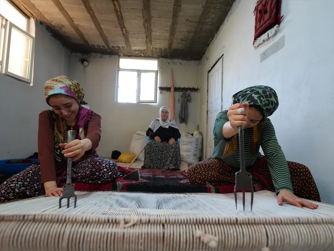 Çamdere köyü halıları ekonomiye can veriyor