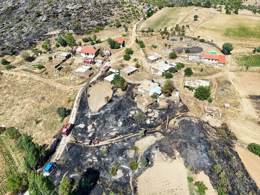 Uşak'ta makilik alana sıçrayan yangın kontrol altına alındı