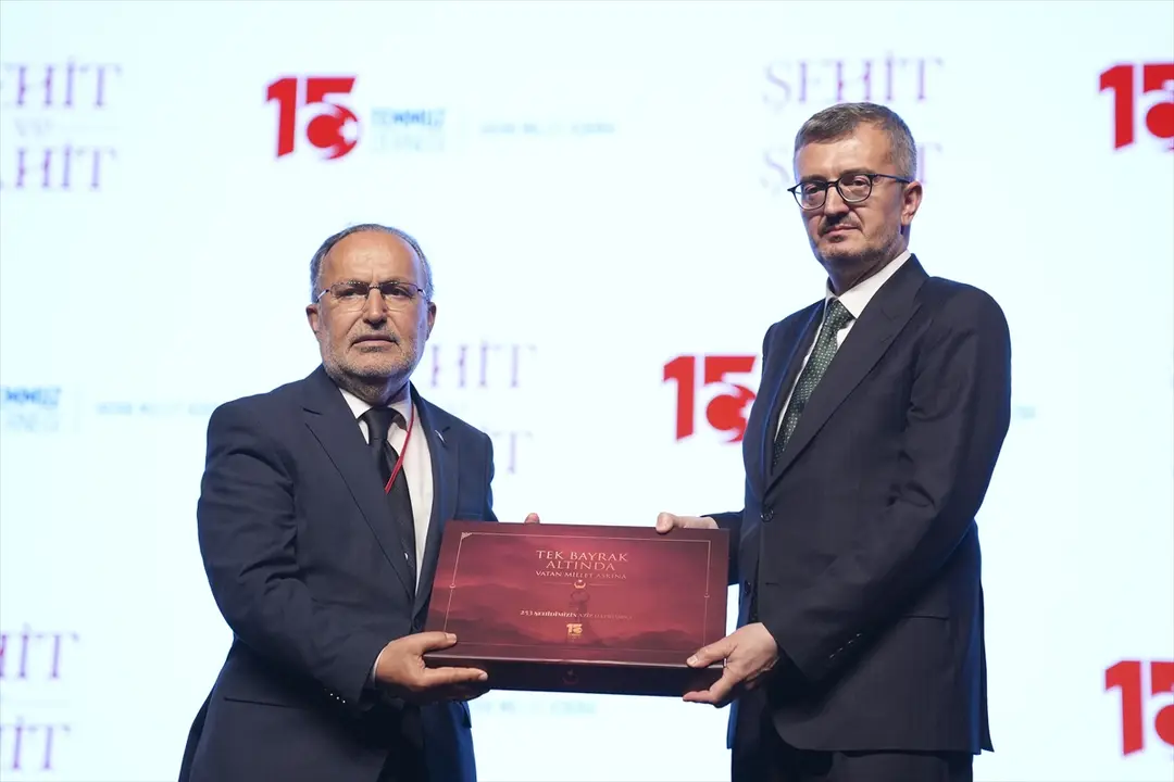 Duran: 15 Temmuz, darbeler silsilesini mezara gömdü