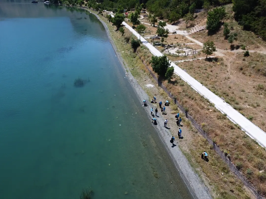 Elazığ Hazar Gölü sahilleri yükümlülerce temizleniyor