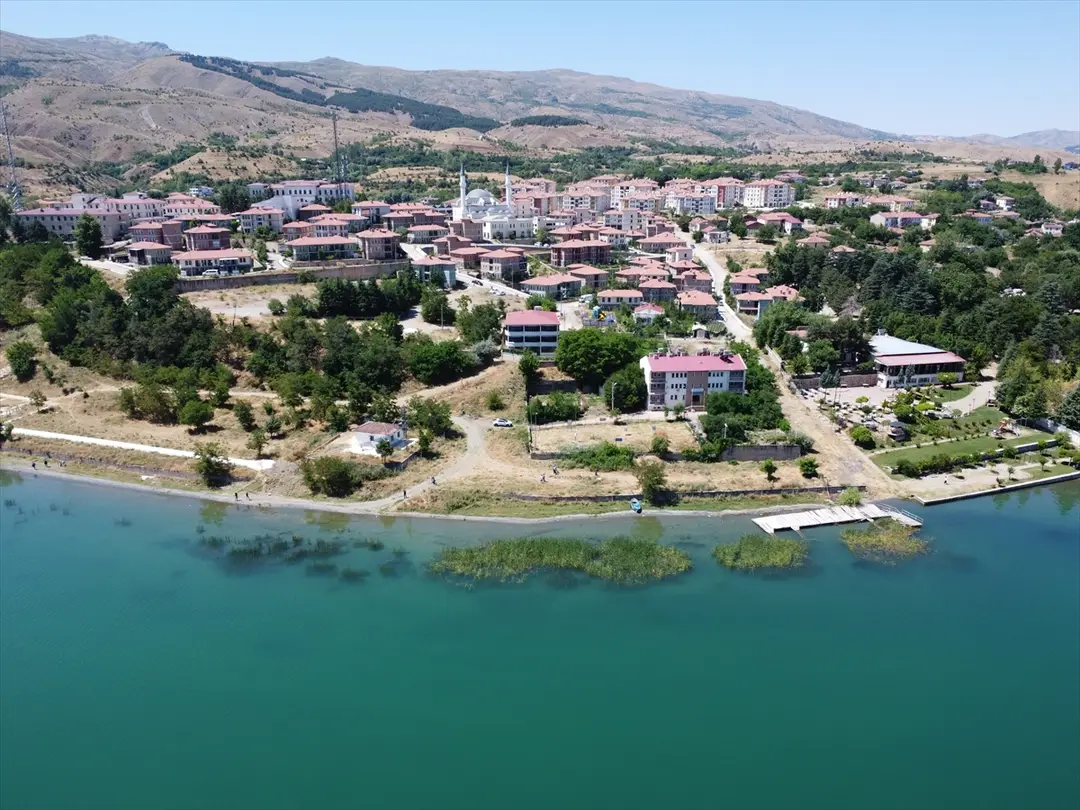 Elazığ Hazar Gölü sahilleri yükümlülerce temizleniyor