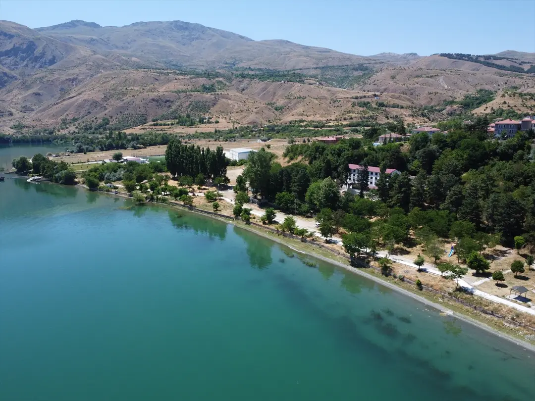 Elazığ Hazar Gölü sahilleri yükümlülerce temizleniyor