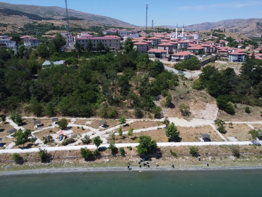 Elazığ Hazar Gölü sahilleri yükümlülerce temizleniyor