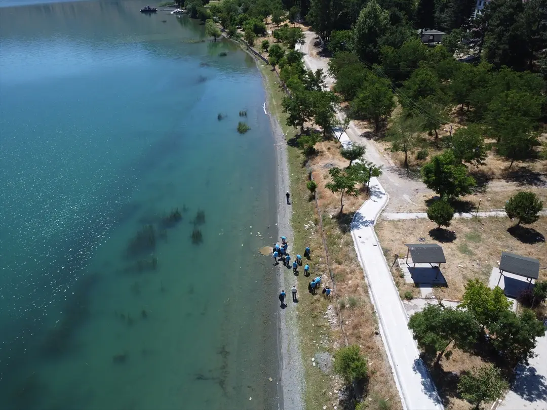 Elazığ Hazar Gölü sahilleri yükümlülerce temizleniyor