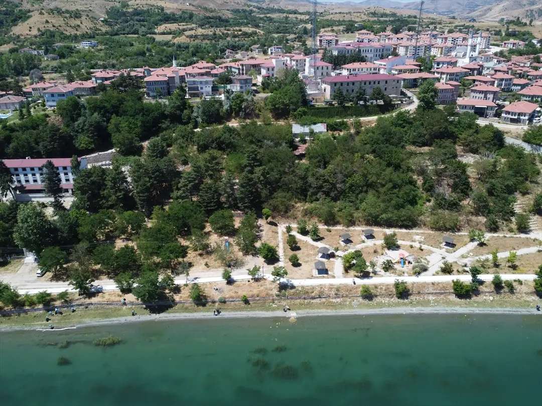 Elazığ Hazar Gölü sahilleri yükümlülerce temizleniyor