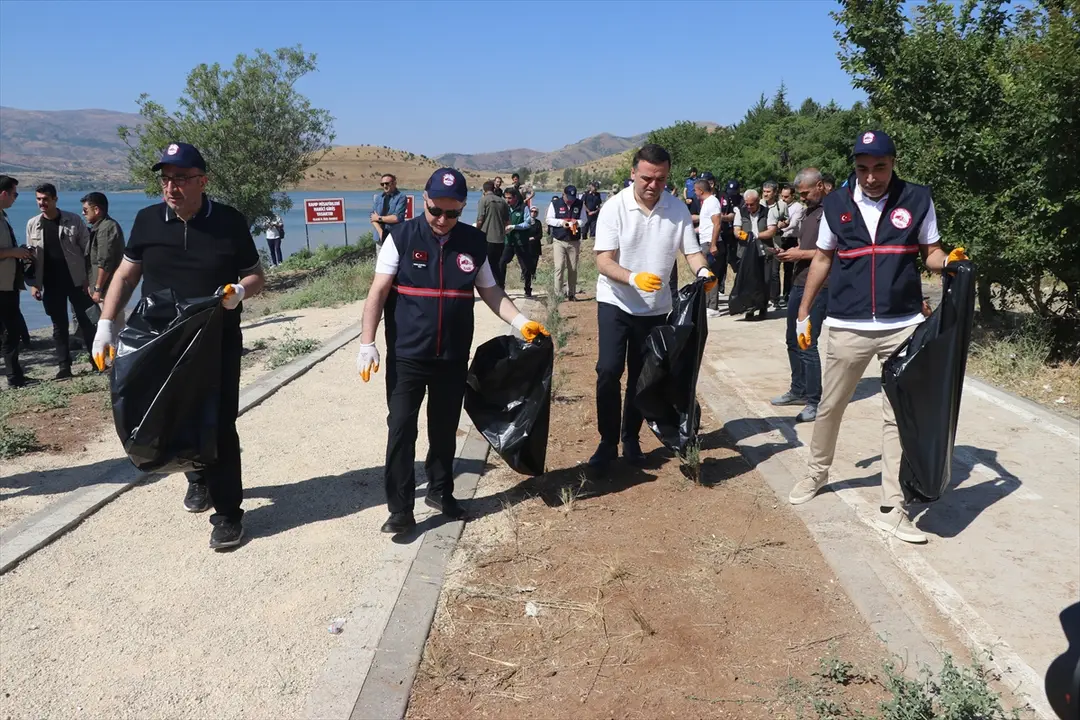 Vali Hatipoğlu: Hazar Gölü'nü korumak için çalışıyoruz