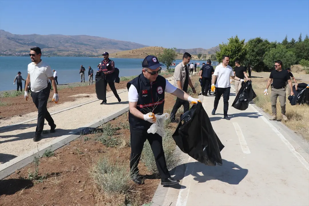 Vali Hatipoğlu: Hazar Gölü'nü korumak için çalışıyoruz