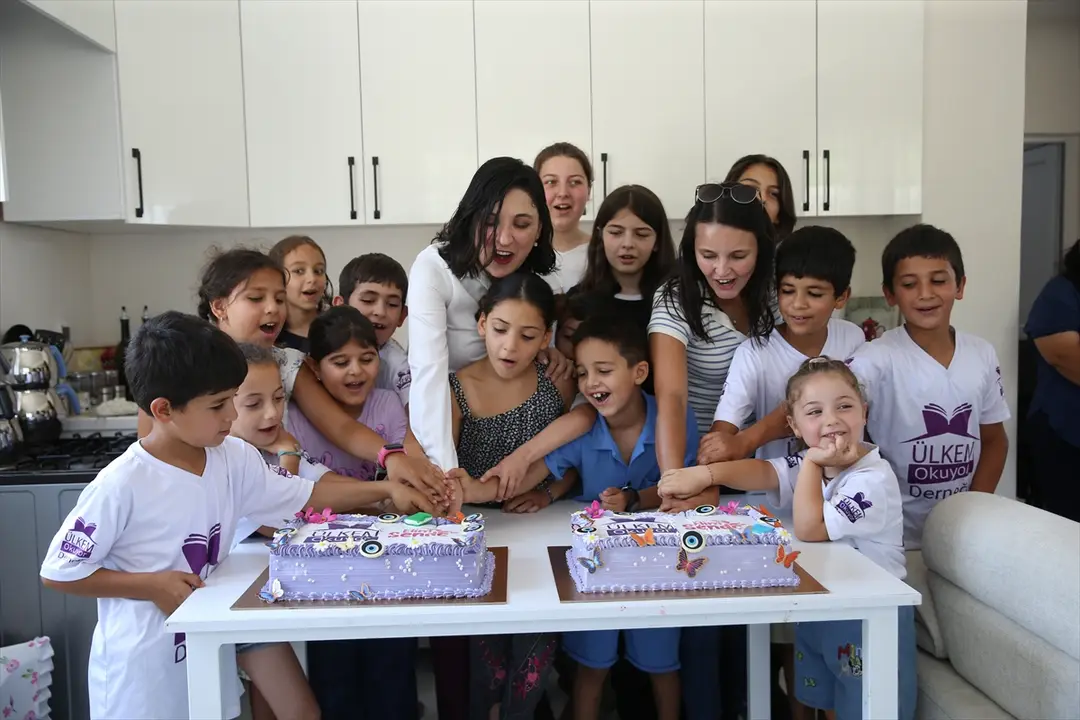 Ülkem Okuyor Derneği: Depremzede aileye ev teslim edildi