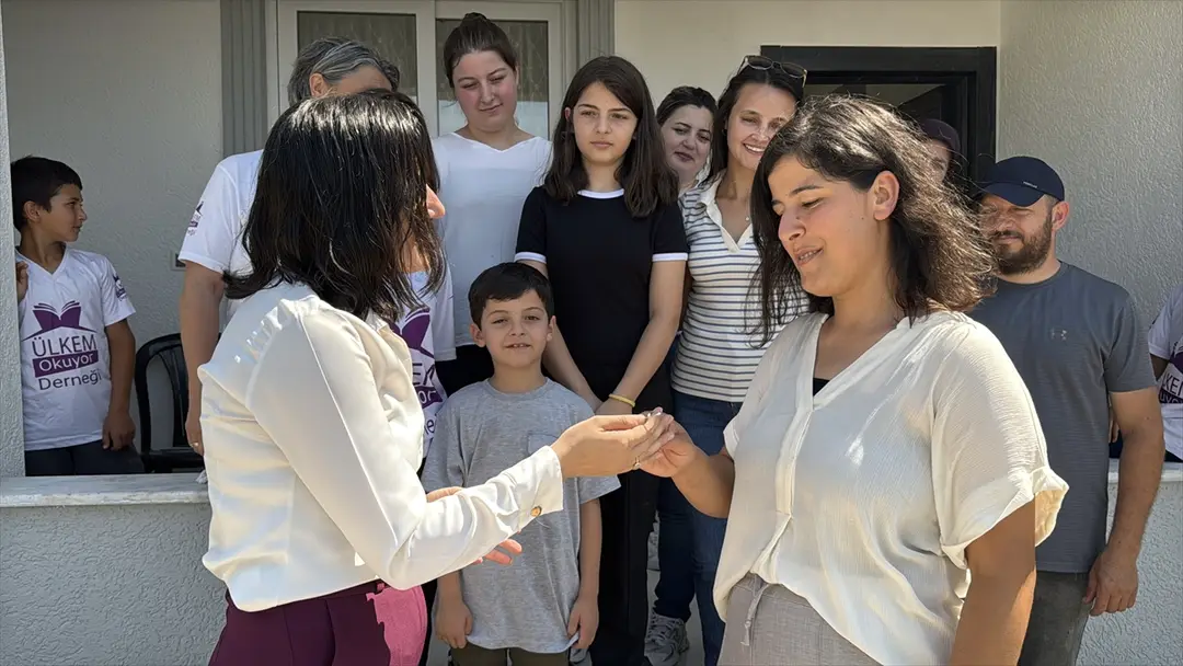 Ülkem Okuyor Derneği: Depremzede aileye ev teslim edildi