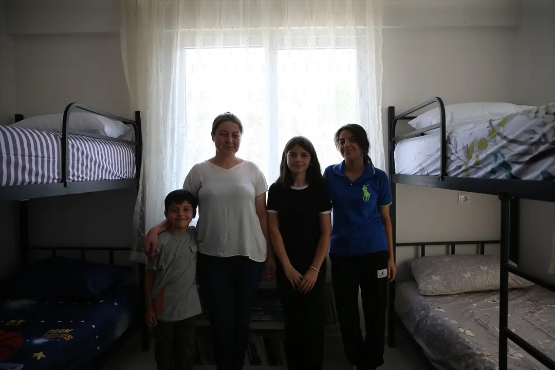 Ülkem Okuyor Derneği: Depremzede aileye ev teslim edildi