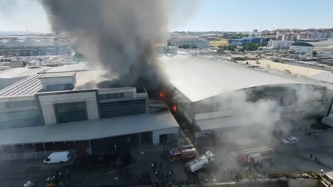 Ankara'da market deposunda yangın söndürüldü