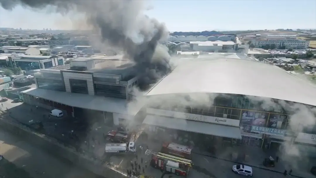 Ankara'da market deposunda yangın söndürüldü