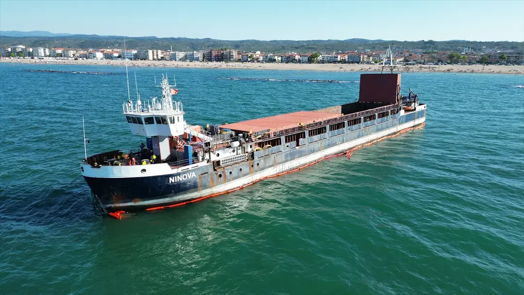Karasu'da karaya oturan gemi kurtarıldı
