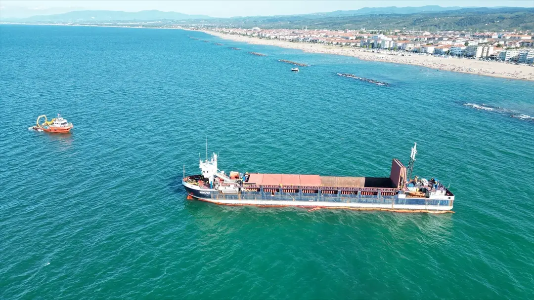 Karasu'da karaya oturan gemi kurtarıldı