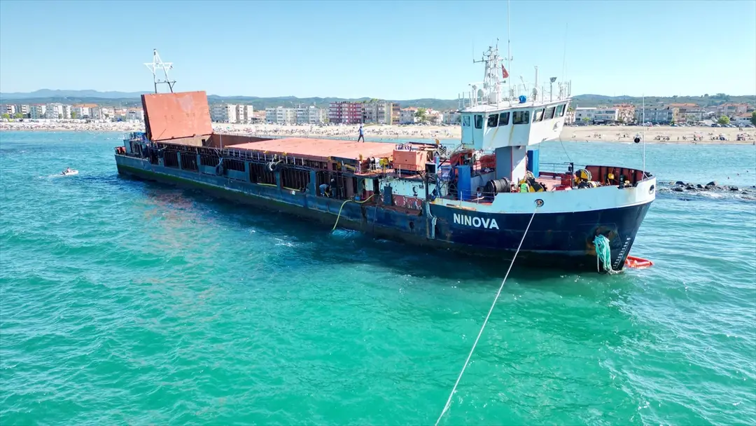 Karasu'da karaya oturan gemi kurtarıldı