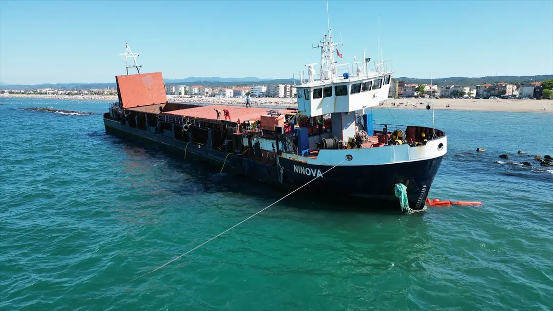Karasu'da karaya oturan gemi kurtarıldı