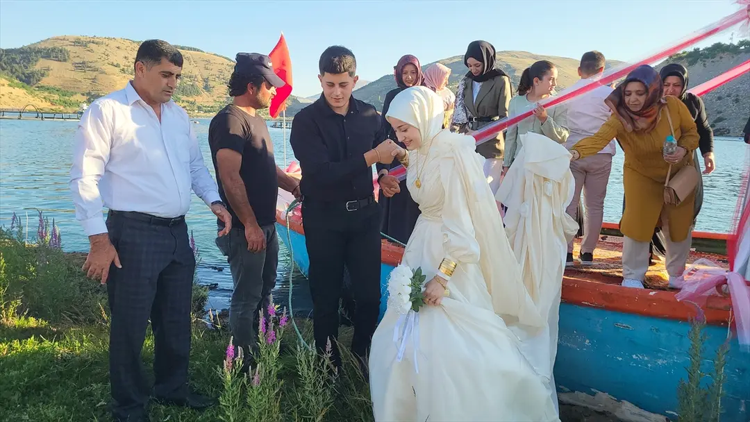 Çat Barajı'nda ilk nikah yüzen adalarda kıyıldı