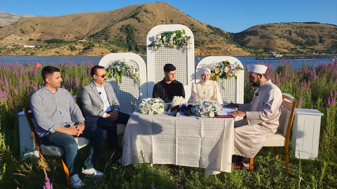 Çat Barajı'nda ilk nikah yüzen adalarda kıyıldı