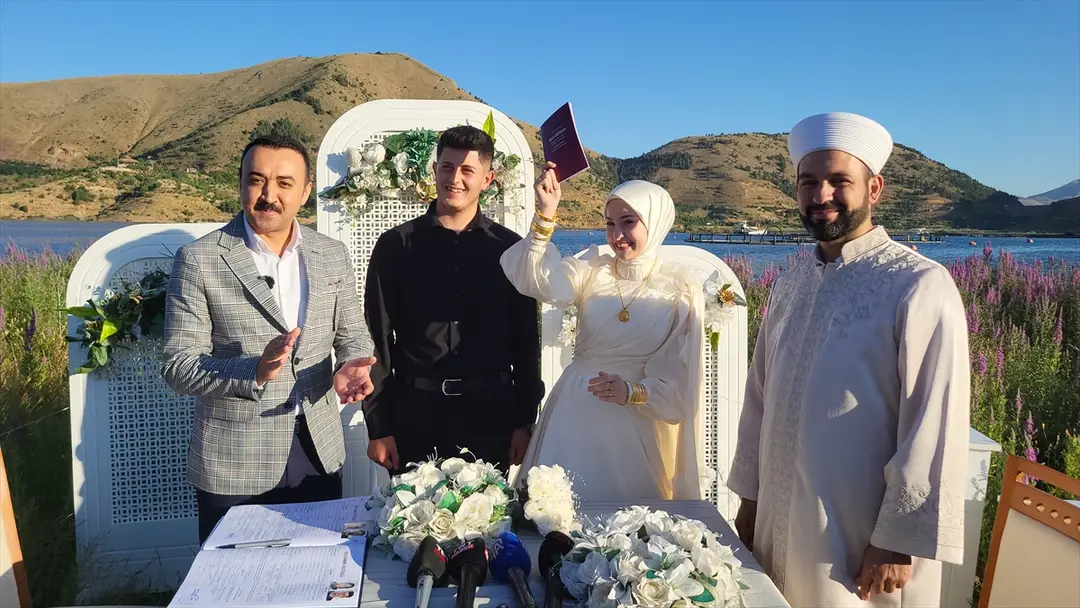Çat Barajı'nda ilk nikah yüzen adalarda kıyıldı