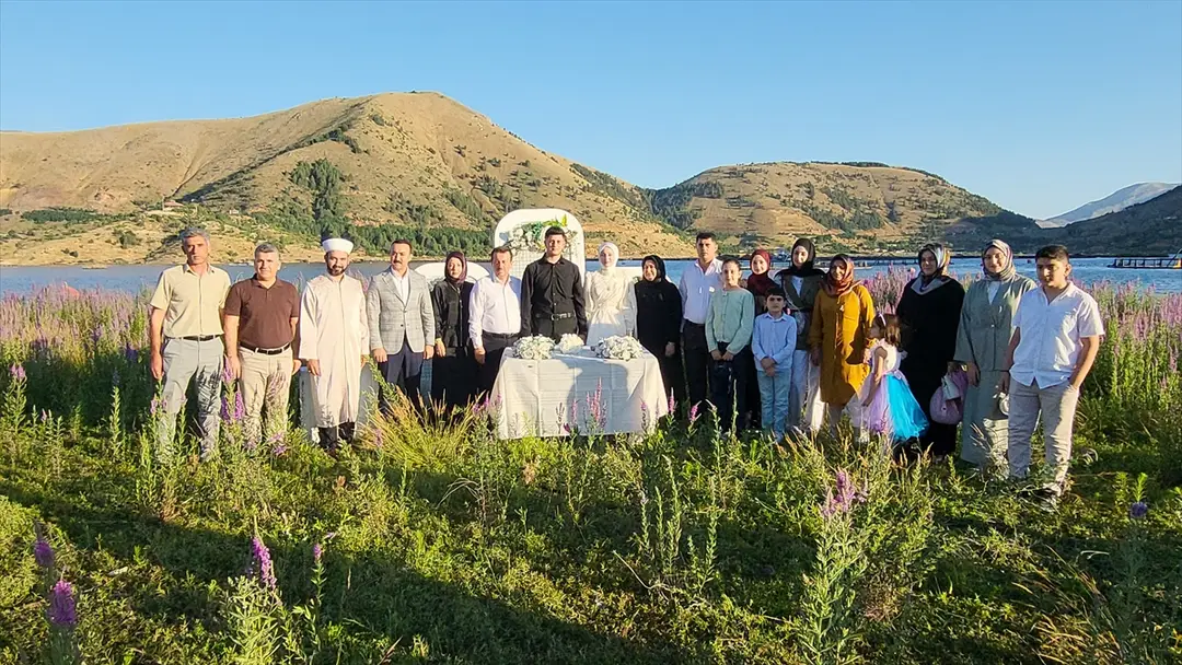 Çat Barajı'nda ilk nikah yüzen adalarda kıyıldı