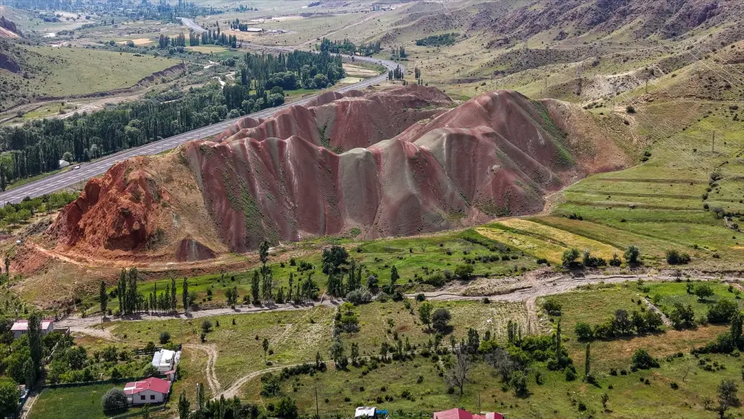 Gökkuşağı Tepeleri'nde yaz güzelliği