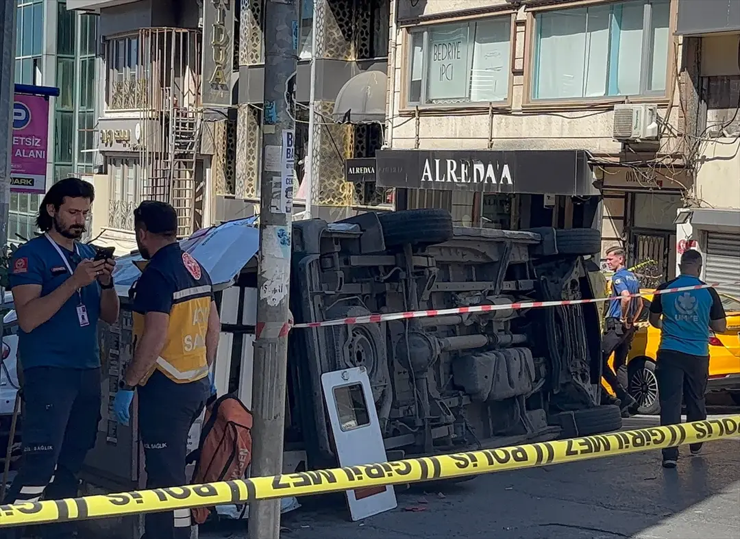 İETT otobüsü ile ambulansın çarpışması sonucu 5 kişi yaralandı
